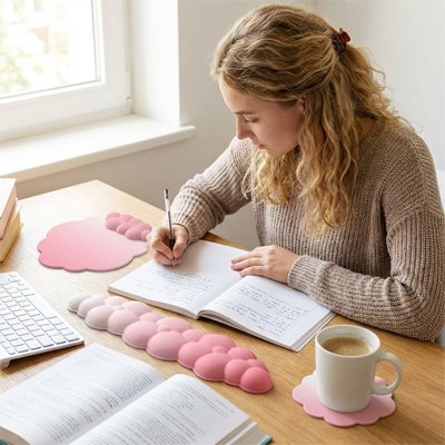Femme utilisant tapis de souris ergonomique rose