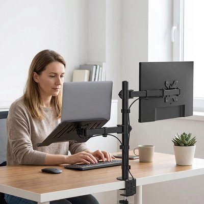 Femme concentrée support ecran laptop