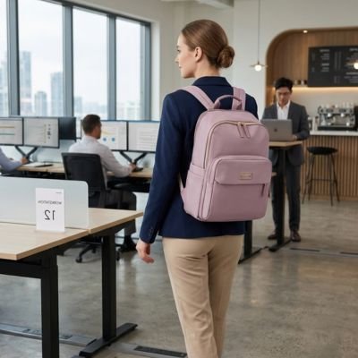 Femme portant sac a dos ordinateur portable rose
