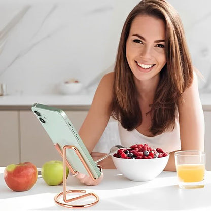 Femme souriante support téléphone bureau 