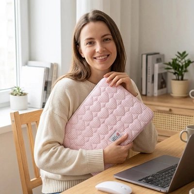 Femme tenant housse pour ordinateur rose