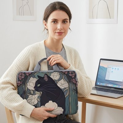 Femme tenant  sac ordinateur femme design chat