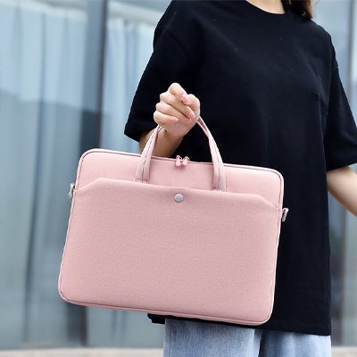 Femme transportant sac ordinateur poignée confortable rose