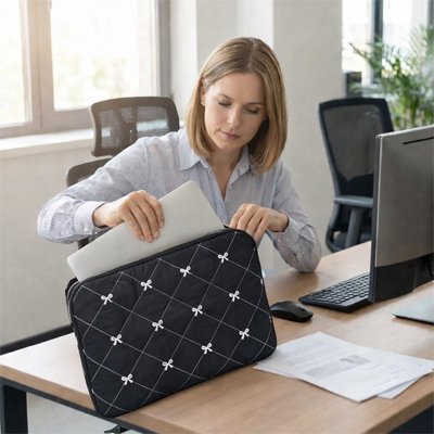 Femme utilisant sac ordinateur femme fashion