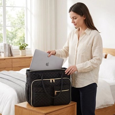 Femme utilisant sac ordinateur noir matelassé