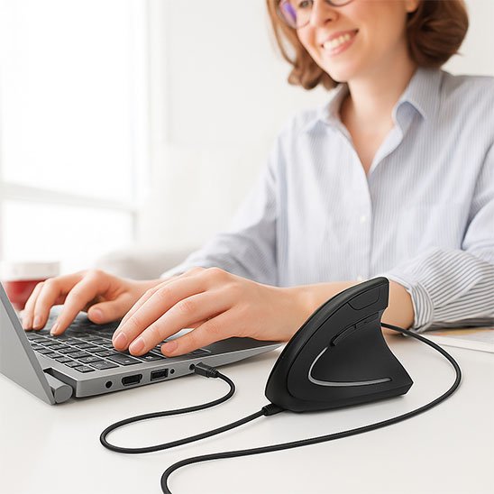 Femme utilisant souris ergonomique verticale 