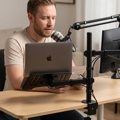 Homme parlant support ecran laptop
