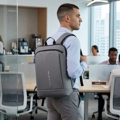 Homme sac a dos ordinateur portable gris