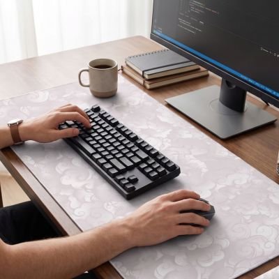 Individu travaillant devant sous main bureau nuages japonais blanc