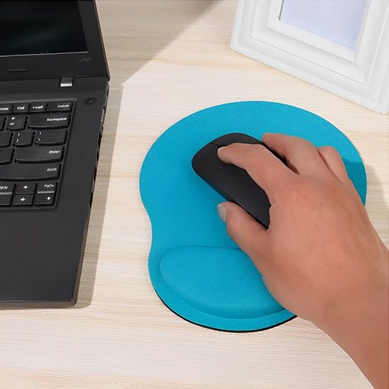 Individu utilisant tapis de souris ergonomique bleu clair
