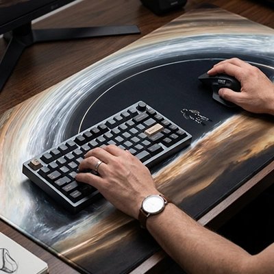 Sous main bureau trou noir astronaute